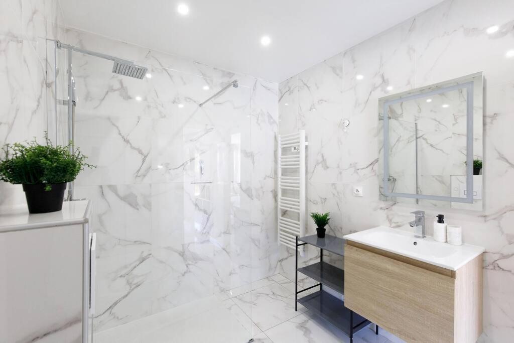 Confort Avec Parking Et Terrasse A Village Apartment *